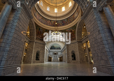 Utah State Capital innen Rotunde Treppen. Utah Landeshauptstadt Gebäude hoch auf einem Hügel mit Blick auf Salt Lake City. Stockfoto