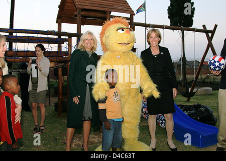 Dr. Jill Biden, Liz Berry Gips, eine südafrikanische Kind und Kami Pose für ein Foto Stockfoto