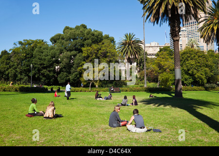 Stadtarbeiter entspannend auf dem Rasen im Carlton Gardens. Fitzroy, Melbourne, Victoria, Australien Stockfoto