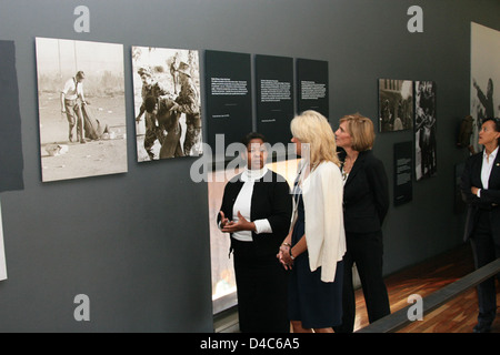 Dr. Jill Biden und Liz Berry Gips besuchen Sie Hector Pieterson Museum Stockfoto