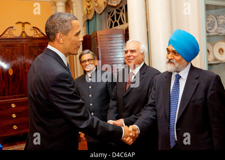 Präsident Obama schüttelt Hände mit Dr. Montek Singh Ahluwalia Stockfoto