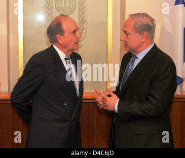 Israels Ministerpräsident Netanjahu spricht mit Sonderbeauftragter Mitchell Stockfoto