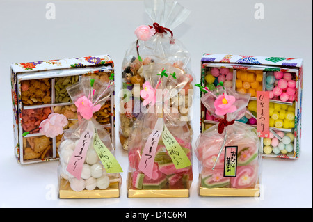 Bunten Hina Matsuri (japanische Hina-Puppen-Festival) Süßigkeiten, Süßigkeiten und andere Snacks, die auf Hina Festival im März genossen werden. Stockfoto