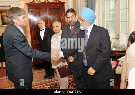 Stv. Sekretär Steinberg schüttelt Hände mit indischen stellvertretender Vorstandsvorsitzender der Planung Kommission Montek Singh Ahluwalia Stockfoto