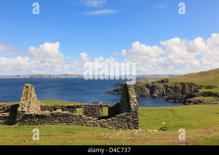 Reste einer verfallenen Croft ohne Dach auf entfernten Küste in der Nähe von Fethaland, Northmavine, Festland-Shetland-Inseln, Schottland, UK Stockfoto