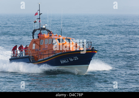 RNLI-Rettungsboot-Crew am Meer in neue Tamar Klasse Schiff 'Kiwi' in Moelfre, Isle of Anglesey, North Wales, UK, Großbritannien Stockfoto