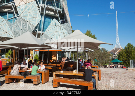 Menschen bei bar in Föderation Sqaure entspannen. Melbourne, Victoria, Australien Stockfoto