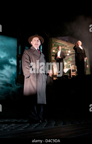 l-r: Nicholas Woodeson (Inspector Goole), Diana Payne-Myers (Edna), Robin Whiting (Eric Birling), David Roper (Arthur Birling) in EINEM INSPECTOR CALLS von J B Priestley im Novello Theatre, London WC2 25/09/2009 A National Theatre Production Design: Ian MacNeil Beleuchtung: Rick Fisher Regie: Stephen Daldry Stockfoto