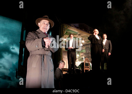 l-r: Nicholas Woodeson (Inspektor Goole), Diana Payne-Myers (Edna), Robin Whiting (Eric Birling), David Roper (Arthur Birling), Timothy Watson (Gerald Croft) Stockfoto