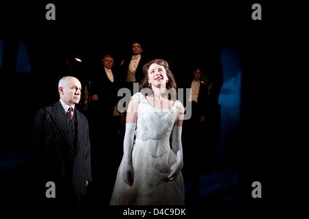 Vorderseite: Nicholas Woodeson (Inspector Goole), Marianne Oldham (Sheila Birling) Rückseite, l-r: David Roper (Arthur Birling), Timothy Watson (Gerald Croft), Robin Whiting (Eric Birling) in EINEM INSPECTOR CALLS von J B Priestley im Novello Theatre, London WC2 25/09/2009 A National Theatre Production Design: Ian MacNeil Beleuchtung: Rick Fisher Regie: Stephen Daldry Stockfoto