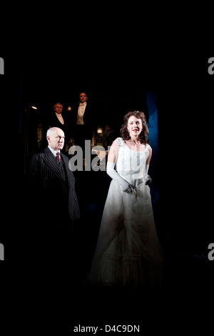 Vorderseite: Nicholas Woodeson (Inspector Goole), Marianne Oldham (Sheila Birling) Rückseite, l-r: David Roper (Arthur Birling), Timothy Watson (Gerald Croft) in EINEM INSPEKTORENRUF von J B Priestley im Novello Theatre, London WC2 25/09/2009 A National Theatre Production Design: Ian MacNeil Beleuchtung: Rick Fisher Regie: Stephen Daldry Stockfoto