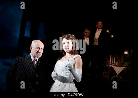 Vorderseite: Nicholas Woodeson (Inspector Goole), Marianne Oldham (Sheila Birling) Rückseite, l-r: David Roper (Arthur Birling), Timothy Watson (Gerald Croft) in EINEM INSPEKTORENRUF von J B Priestley im Novello Theatre, London WC2 25/09/2009 A National Theatre Production Design: Ian MacNeil Beleuchtung: Rick Fisher Regie: Stephen Daldry Stockfoto