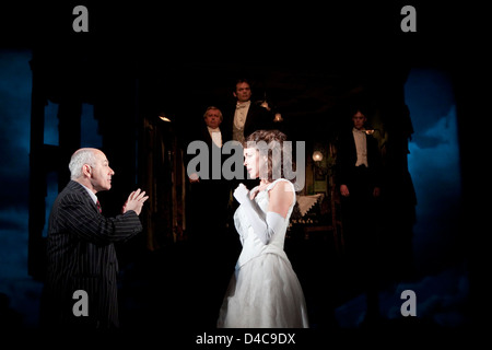 Vorderseite: Nicholas Woodeson (Inspector Goole), Marianne Oldham (Sheila Birling) Rückseite, l-r: David Roper (Arthur Birling), Timothy Watson (Gerald Croft), Robin Whiting (Eric Birling) in EINEM INSPECTOR CALLS von J B Priestley im Novello Theatre, London WC2 25/09/2009 A National Theatre Production Design: Ian MacNeil Beleuchtung: Rick Fisher Regie: Stephen Daldry Stockfoto