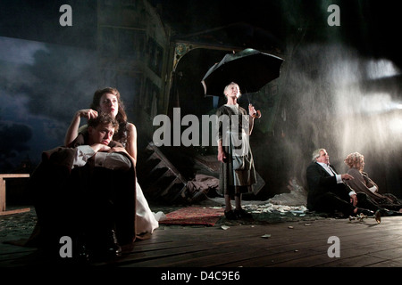 l-r: Robin Whiting (Eric Birling), Marianne Oldham (Sheila Birling), Diana Payne-Myers (Edna), David Roper (Arthur Birling), Sandra Duncan (Sybil Birling) in EINEM INSPEKTORENRUF von J B Priestley am Novello Theatre, London WC2 25/09/2009 A National Theatre Production Design: Ian MacNeil Beleuchtung: Rick Fisher Regie: Stephen Daldry Stockfoto