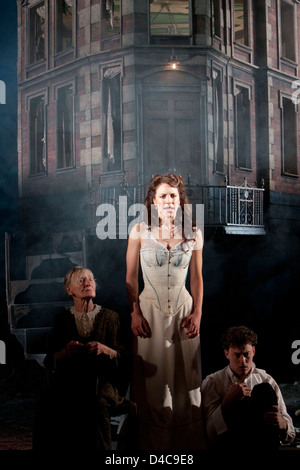 l-r: Diana Payne-Myers (Edna), Marianne Oldham (Sheila Birling), Robin Whiting (Eric Birling) in EINEM INSPEKTOR ANRUFE von J B Priestley im Novello Theatre, London WC2 25/09/2009 A National Theatre Production Design: Ian MacNeil Beleuchtung: Rick Fisher Regie: Stephen Daldry Stockfoto