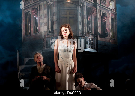 Diana Payne-Myers (Edna), Marianne Oldham (Sheila Birling), Robin Whiting (Eric Birling) in EINEM INSPEKTORENRUF von J B Priestley im Novello Theatre, London WC2 25/09/2009 A National Theatre Production Design: Ian MacNeil Beleuchtung: Rick Fisher Regie: Stephen Daldry Stockfoto