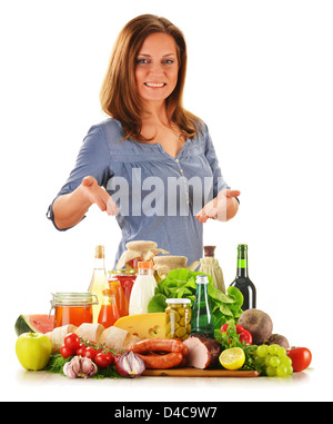 Junge Frau mit Lebensmitteln isoliert auf weiss Stockfoto
