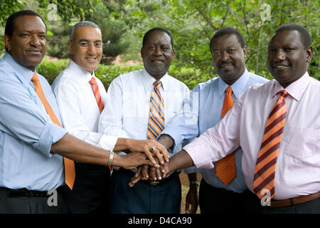 Bei einem 'Pentagon'-Treffen in Nairobi, Kenia, Oktober 2007 sind Politiker Joseph Njaga, Najib Balala, Raila Odinga, Musalia Mudavadi und William Ruto (L-R) abgebildet. Die potentiellen Präsidentschaftskandidaten des Orange Democratic Movement (ODM), Mudavadi, Njaga, Ruto und Blabla während ihrer Partei Wahl des Präsidentschaftskandidaten besiegt wurden, jedoch achten sie ihre sup Stockfoto