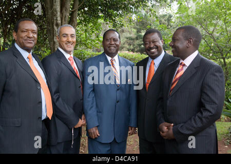 Bei einem 'Pentagon'-Treffen in Nairobi, Kenia, Oktober 2007 sind Politiker Joseph Njaga, Najib Balala, Raila Odinga, Musalia Mudavadi und William Ruto (L-R) abgebildet. Die potentiellen Präsidentschaftskandidaten des Orange Democratic Movement (ODM), Mudavadi, Njaga, Ruto und Blabla während ihrer Partei Wahl des Präsidentschaftskandidaten besiegt wurden, jedoch achten sie ihre sup Stockfoto