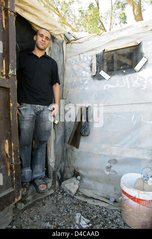 25-j hrige El Mostafa aus Marokko steht am Eingang zu seiner Hütte aus Paletten aus Holz, Pappe und Kunststoff Verkleidungen in El Ejido, Spanien, 9. Oktober 2007. El Mostafa ist einer der vielen Tagelöhner, die außerhalb der Stadt in eine so genannte "Chabola", fehlende sanitäre Einrichtungen, fließendes Wasser und rechtliche Strom lebt und arbeitet in den regionalen Gewächshäusern. Foto: Bodo Marks Stockfoto