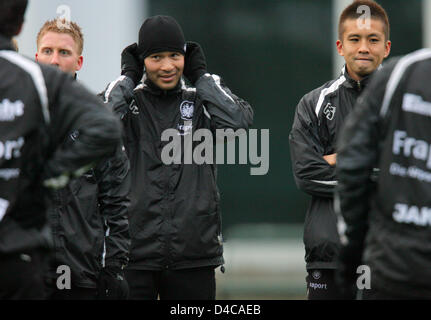 Eintracht Frankfurts Spieler Naohiro Takahara (2. v. L) Junichi Inamoto (R) und Patrick Ochs (L) beim deutschen Fußball-Bundesliga-Fußball-Club Eintracht Frankfurt der ersten Mannschaft üben nach der Winterpause in Frankfurt Main, Deutschland, 3. Januar 2008. Japanische Takahara, die nicht viel Glück in seinem letzten paar Spiele für Frankfurt wird übertragen auf japanischen Erstligisten club Urawa Re Stockfoto