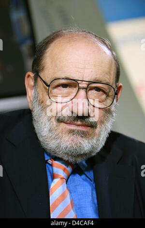 Umberto Eco italienischen Mediävist, Semiotiker, Philosoph und Schriftsteller ist auf der Frankfurter Messe 2007 in Frankfurt Main, Deutschland 11. Oktober 2007 abgebildet. Er ist wahrscheinlich am besten bekannt für seinen Roman "Der Name der Rose". Foto: Erwin Elsner Stockfoto