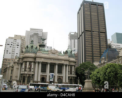 Stadttheater "Theatro Municipal", beherbergt die lokale Oper und Orchester ist in der Innenstadt von Rio De Janeiro, Brasilien, 3. Dezember 2007 Praca Floriano abgebildet. Inspiriert von der Paris Oper, Francisco de Oliveira bauen das Theater von 1905 bis 1909. Foto: Peter Kneffel Stockfoto