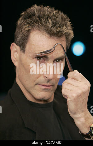 Israelische Parapsychologe Uri Geller stellt bei einem Fototermin für die ProSieben-Shows "The nächsten Uri Gellner - unglaubliche Phänomene Live" in einem TV-Studio in Köln, 6. Januar 2008. Ab 8. Januar 2008 wird sein Nachfolger in insgesamt acht Shows Geller suchen. Foto: Jörg Carstensen Stockfoto