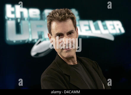 Israelische Parapsychologe Uri Geller stellt bei einem Fototermin für die ProSieben-Shows "The nächsten Uri Gellner - unglaubliche Phänomene Live" in einem TV-Studio in Köln, 6. Januar 2008. Ab 8. Januar 2008 wird sein Nachfolger in insgesamt acht Shows Geller suchen. Foto: Jörg Carstensen Stockfoto