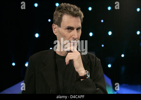 Israelische Parapsychologe Uri Geller stellt bei einem Fototermin für die ProSieben-Shows "The nächsten Uri Gellner - unglaubliche Phänomene Live" in einem TV-Studio in Köln, 6. Januar 2008. Ab 8. Januar 2008 wird sein Nachfolger in insgesamt acht Shows Geller suchen. Foto: Jörg Carstensen Stockfoto