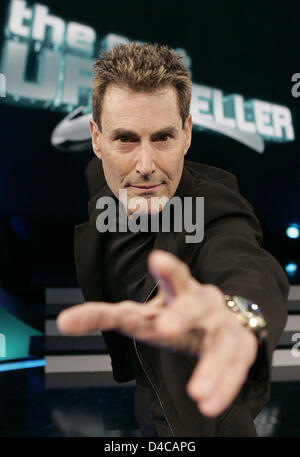 Israelische Parapsychologe Uri Geller stellt bei einem Fototermin für die ProSieben-Shows "The nächsten Uri Gellner - unglaubliche Phänomene Live" in einem TV-Studio in Köln, 6. Januar 2008. Ab 8. Januar 2008 wird sein Nachfolger in insgesamt acht Shows Geller suchen. Foto: Jörg Carstensen Stockfoto