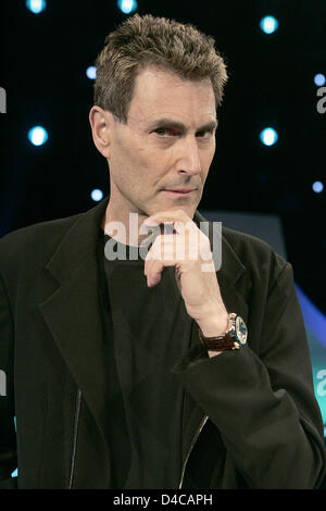 Israelische Parapsychologe Uri Geller stellt bei einem Fototermin für die ProSieben-Shows "The nächsten Uri Gellner - unglaubliche Phänomene Live" in einem TV-Studio in Köln, 6. Januar 2008. Ab 8. Januar 2008 wird sein Nachfolger in insgesamt acht Shows Geller suchen. Foto: Jörg Carstensen Stockfoto