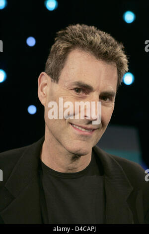 Israelische Parapsychologe Uri Geller stellt bei einem Fototermin für die ProSieben-Shows "The nächsten Uri Gellner - unglaubliche Phänomene Live" in einem TV-Studio in Köln, 6. Januar 2008. Ab 8. Januar 2008 wird sein Nachfolger in insgesamt acht Shows Geller suchen. Foto: Jörg Carstensen Stockfoto