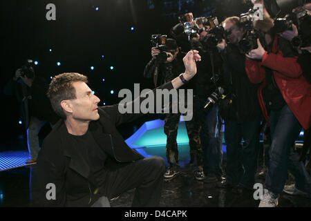 Israelische Parapsychologe Uri Geller stellt bei einem Fototermin für die ProSieben-Shows "The nächsten Uri Gellner - unglaubliche Phänomene Live" in einem TV-Studio in Köln, 6. Januar 2008. Ab 8. Januar 2008 wird sein Nachfolger in insgesamt acht Shows Geller suchen. Foto: Jörg Carstensen Stockfoto