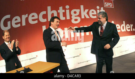 SPD Chairman Kurt Beck (R) begrüßt der Vorsitzende der SPD parlamentarische Fraktion von der Lower Saxony Wolfgang Juettner (C), während deutsche Arbeitsminister Olaf Scholz in Braunschweig, Deutschland, 06 Jamuary 2008 begrüßt. Mit Beck und Scholz startete der Niedersächsischen SPD Wahlkampf für Landtag in das neue Jahr. Foto: Holger Hollemann Stockfoto