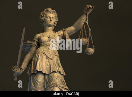 Das Bild zeigt die Göttin der Gerechtigkeit Justitia, die Bestandteil der Gerechtigkeit-Brunnen auf dem Platz der Römer in Frankfurt Main, Deutschland, 2. Januar 2008. Foto: Uwe Anspach Stockfoto