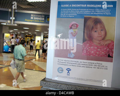 Ein Suche-Plakat für das britische Mädchen Madeleine McCann aka als "Maddie" im März 2007 von einem portugiesischen Urlaubsort verschwundenen ist am internationalen Flughafen von Salvador de Bahia, Brasilien, 2. Dezember 2007 abgebildet. Foto: Peter Kneffel Stockfoto