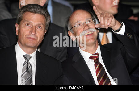 Ministerpräsident des Landes Baden-Württemberg, Günther Oettinger (L), im Gespräch mit CEO Daimler, Dieter Zetsche, während der offiziellen Präsentation des McLaren-Mercedes MP4 23 Formel1 Rennwagen im Mercedes Museum in Stuttgart, Deutschland, 7. Januar 2007. Foto: BERND WEISSBROD Stockfoto