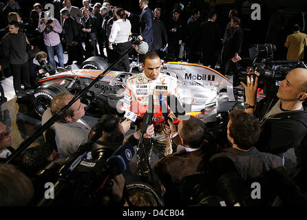 Formel 1 McLaren-Mercedes-Pilot Lewis Hamilton gibt Interviews bei der offiziellen Präsentation des neuen McLaren-Mercedes MP4 23 Formel1 Rennwagen im Mercedes Museum in Stuttgart, Deutschland, 7. Januar 2007. Foto: Marijan Murat Stockfoto