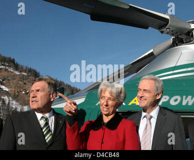 Peter Ramsauer (R), Vorsitzender des Bayerns Konservative christlich-soziale Union (CSU) nationalen Parteirat im Deutschen Bundestag und CSU Bundesminister für Wirtschaft Michael Glos (L) verabschieden, Christine Lagarde (C), französischer Minister für Wirtschaft, Finanzen und Arbeit, in der CSU Nationalkomitee traditionelle nichtöffentliche Sitzung in Wildbad Kreuth, Deutschland, 8. Januar 2008. Die CS Stockfoto