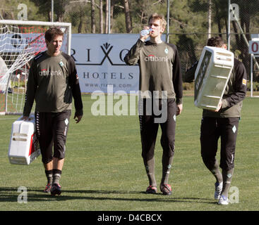 Frank Baumann (L) und Per Mertesacker (C) des Bundesligisten Werder Bremen sind auf dem Gelände der Team-Trainingslager in Belek in der Nähe von Antalya, Türkei, 10. Januar 2008 gezeigt. Foto: Achim Scheidemann Stockfoto