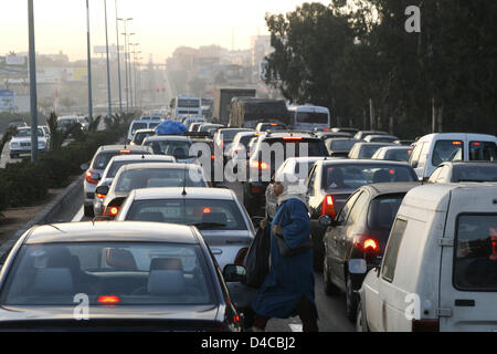 Das Bild zeigt einen Stau in Casablanca, Marokko, 17. Dezember 2007. Foto: Lars Halbauer Stockfoto