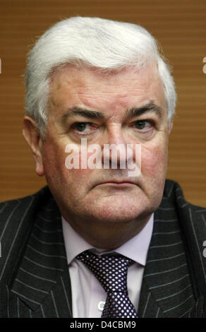 David Collins, Generalsekretär des walisischen Fussballverbandes, abgebildet auf einer Pressekonferenz des deutschen Fußball-Bund (DFB) in Frankfurt Main, Deutschland, 10. Januar 2008. In der DFB-Zentrale wurden die Termine für die UEFA WM 2010 Qualifikation festgelegt. Foto: Frank Rumpenhorst Stockfoto