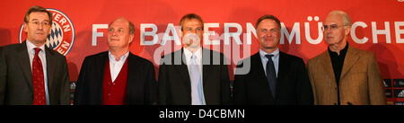 (L-R) Bundesliga-Verein FC Bayern München Finanzvorstand Karl Hopfner, general Manager Uli Hoeneß, eingehende Cheftrainer Juergen Klinsmann, CEO Karl-Heinz Rummenigge und Vorsitzender des Aufsichtsrats Franz Beckenbauer, kommen für die Pressekonferenz in München, Deutschland, 11. Januar 2008. Klinsmann, ehemaliger Trainer der deutschen Nationalmannschaft gelingt es ausgehende Ottmar Hitzfeld vom 01 Juli Stockfoto