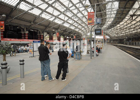 (Dpa-Datei) Die Datei Bild vom August 2007 zeigt neu renoviert liegen Street Station und seinem riesigen Glas-Dach in Liverpool, Vereinigtes Königreich. Liverpool, deren Altstadt auf der Weltkulturerbe-Liste ist, ist die Europäische Kulturhauptstadt 2008. Foto: Günter Schenk Stockfoto