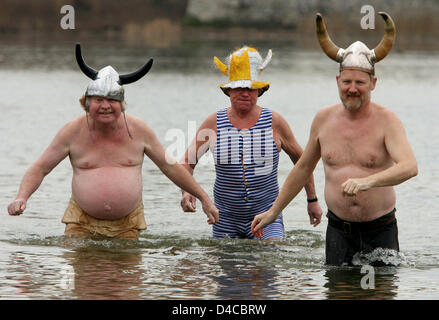 Mitglieder des Winters schwimmen Club "Det Colde Gys" von Kopenhagen sind nach dem Baden im See Oranken in Berlin, Deutschland, 12. Januar 2008 abgebildet. "Berliner Seehunde" Winter Schwimmverein eingeladen Vereine aus Deutschland und Dänemark für den 24. jährlichen Winter schwimmen in Berlin. Foto: TIM BRAKEMEIER Stockfoto