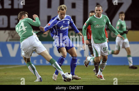 Werder Tim Borowski (L), Leon Andreasen (R) und Schalke 04 Soeren Larsen (C) sind in Aktion während ihrer Freundschaftsspiel in Kundu, Türkei, 12. Januar 2008 abgebildet. Beide Bundesliga-Teams bereiten sich derzeit für die zweite Etappe der Bundesliga-Saison im Trainingslager in der Türkei. Foto: Achim Scheidemann Stockfoto