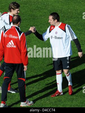 Bundesliga-Verein FC Bayern München Linksverteidiger Marcell Jansen (L), Flügelspieler Franck Ribery (R) und Fitness-Coach Thomas Wilhelmi (C) schütteln Hände während der Club Trainingslager in Marbella, Spanien, 15. Januar 2008. Die Mannschaft bleibt im Marbeella bis zum 20. Januar Vorbereitung für die Rückrunde der Bundesliga-Saison, die mit dem 18. Spieltag am 01. Februar beginnt. Foto: Peter Kneffel Stockfoto