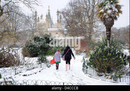 Brighton, Sussex, UK. 12. März 2013.  Fuß durch den Schnee hinter dem Royal Pavilion in Brighton am frühen Morgen Stockfoto