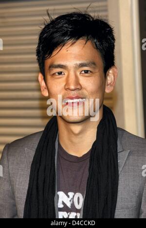 Südkoreanischer Schauspieler John Cho posiert für die Kamera, wie er für die Premiere kommt von "The Air, die ich atmen" in Hollywood, Los Angeles, CA, USA, 15. Januar 2008. Foto: Hubert Boesl Stockfoto